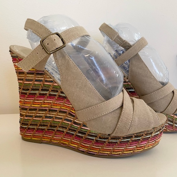 Bakers Tan Peep Toe Buckle Rainbow Basket Weave Style Wedges Women’s 7.5 Slim - Picture 14 of 16